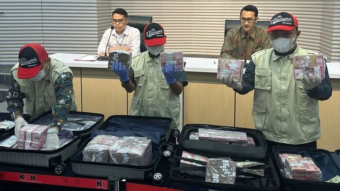 Deputi Penindakan dan Eksekusi Komisi Pemberantasan Korupsi Asep Guntur Rahayu (kiri belakang) bersama Juru Bicara KPK Budi Prasetyo (kanan belakang) mempersilakan tim memperlihatkan barang bukti kasus dugaan suap dan gratifikasi mengenai importasi barang tiruan atau KW, di Gedung Merah Putih KPK, Jakarta, Jumat, 27 Februari 2026. ANTARA/Rio Feisal.