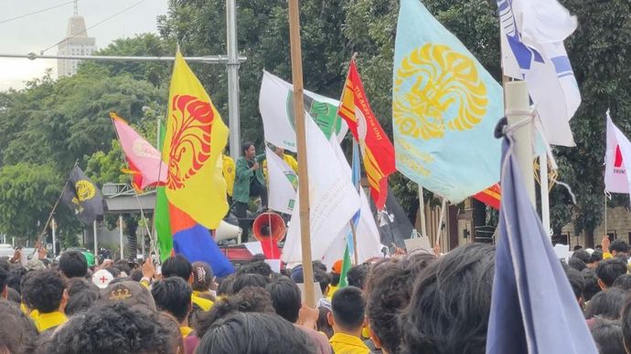 Para mahasiswa yang berunjuk rasa di depan gedung utama Mabes Polri, Jakarta. 