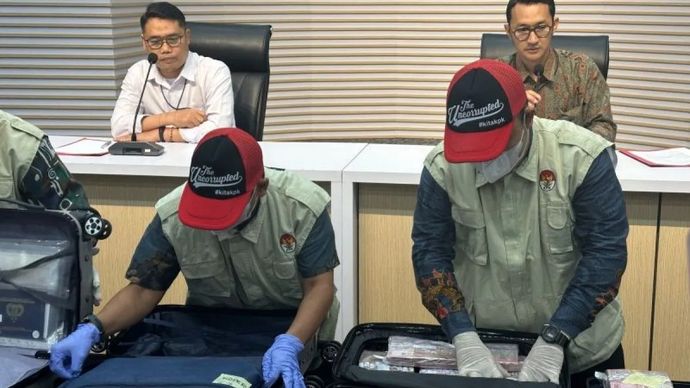 Deputi Penindakan dan Eksekusi Komisi Pemberantasan Korupsi Asep Guntur Rahayu (kiri belakang) bersama Juru Bicara KPK Budi Prasetyo (kanan belakang) mempersilakan tim memperlihatkan barang bukti kasus dugaan suap dan gratifikasi mengenai importasi barang tiruan atau KW, di Gedung Merah Putih KPK, Jakarta, Jumat, 27 Februari 2026. (ANTARA/Rio Feisal)