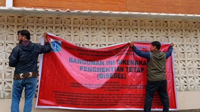 Suku Dinas Cipta Karya, Tata Ruang dan Pertanahan (DCKTRP) Jakarta Timur memasang spanduk penyegelan lapangan padel di kawasan Pulomas, Kelurahan Kayu Putih, Kecamatan Pulogadung, Jakarta Timur, Kamis, 26 Februari 2026. ANTARA/Siti Nurhaliza/am.