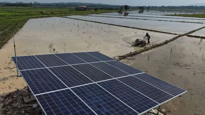 Foto udara petani membajak sawahnya berdekatan dengan panel tata surya di Kecamatan Konda, Kabupaten Konawe Selatan, Sulawesi Tenggara, Sabtu, 31 Februari 2026. ANTARA FOTO/Andry Denisah/nz.