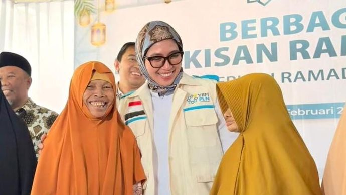 Direktur Distribusi PLN, Arsyadany G Akmalaputri (tengah) ketika menyerahkan paket bingkisan kepada para penerima manfaat di Masjid Al-Muhajirin, Kabupaten Bogor pada Rabu, 25 Februari 2026.