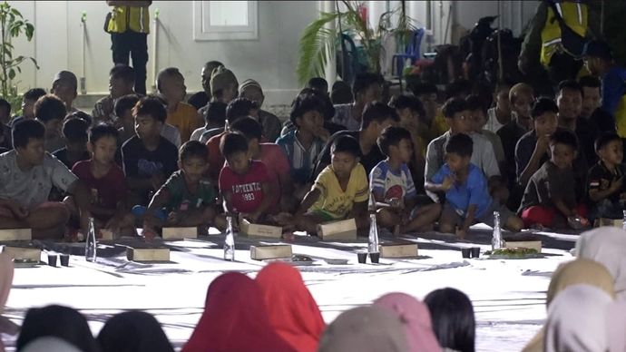 Suasana hangat sahur bersama di Huntara Aceh Tamiang, warga menikmati nasi dengan daging dan udang dalam kebersamaan penuh syukur. Momen sederhana ini menjadi penguat semangat bagi para penyintas banjir yang kini menempati hunian sementara.