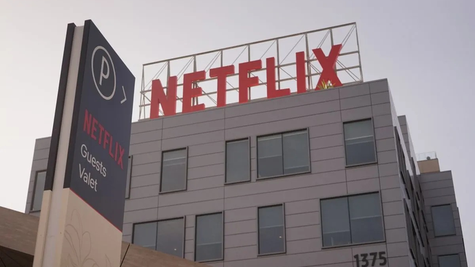 Foto ini menunjukkan gedung Netflix di Hollywood, Los Angeles County, California, Amerika Serikat, pada Rabu 17 Desember 2025. Dewan direksi Warner Bros. Discovery (WBD), perusahaan media dan hiburan global terkemuka, pada hari Rabu merekomendasikan agar para pemegang saham menolak tawaran tender Paramount Skydance senilai 108,4 miliar dolar AS dan menegaskan kembali dukungannya untuk penggabungan dengan Netflix. (ANTARA/Xinhua/Zeng Hui)