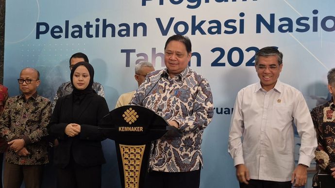 Menteri Koordinator Bidang Perekonomian Airlangga Hartarto dan Menteri Ketenagakerjaan Yassierli dalam Program Pelatihan Vokasi Nasional Tahun 2026