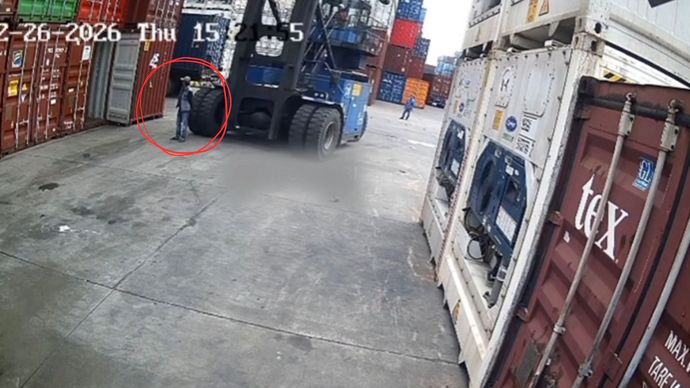 Pria Terlindas Alat Berat di Depo Kontainer Marunda