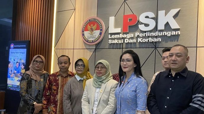 Jumpa pers usai Lisna, ibu kandung NS (12), anak laki-laki yang diduga tewas akibat kekerasan oleh ibu tirinya di Sukabumi, Jawa Barat, mengajukan permohonan perlindungan ke Lembaga Perlindungan Saksi dan Korban (LPSK), Jakarta Timur, Jumat, 27 Februari 2026. (ANTARA/Fath Putra Mulya)