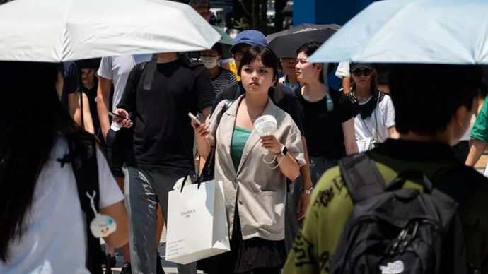 Masyarakat berjalan di jalan di Tokyo, Jepang  4 Juli 2024. ANTARA/Xinhua/Zhang Xiaoyu