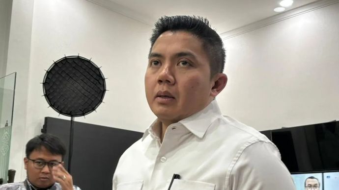 Sekretaris Kabinet Teddy Indra Wijaya memberikan pernyataan pers di Kompleks Istana Kepresidenan, Jakarta, Jumat, 27 Februari 2026. ANTARA/Mentari Dwi Gayati.