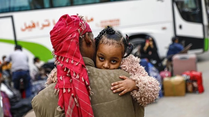 Pengungsi Sudan menunggu untuk naik bus untuk kembali ke Sudan di Kairo, Mesir pada Kamis 13 April 2025. ANTARA/Xinhua/Ahmed Gomaa