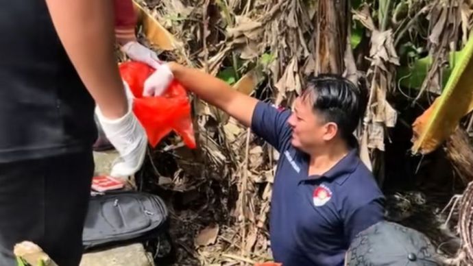 proses penyelidikan di lokasi kematian ibu dan anak di eks Aspol Jombang
