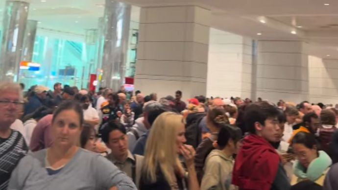 Situasi di dalam Bandara Internasional Dubai (DXB).