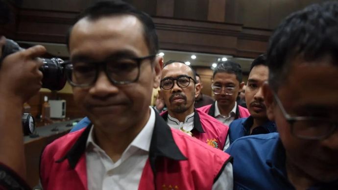 Arsip foto - Terdakwa kasus dugaan korupsi tata kelola minyak mentah dan produk kilang pada PT Pertamina Riva Siahaan (tengah), Maya Kusmaya (kiri), dan Edward Corne (ketiga kiri) meninggalkan ruangan usai mengikuti sidang pembacaan putusan di Pengadilan Tipikor, Jakarta Pusat, Kamis 26 Februari 2026. Majelis hakim memvonis mantan Direktur Utama PT Pertamina Patra Niaga Riva Siahaan dan mantan Direktur Pemasaran Pusat dan Niaga PT Pertamina Patra Niaga Maya Kusmaya dengan hukuman sembilan tahun penjara dan denda Rp1 miliar subsider 190 hari kurungan, serta mantan VP Trading Operations PT Pertamina Patra Niaga Edward Corne dengan hukuman 10 tahun penjara dan denda Rp1 miliar subsider 190 hari kurungan. ANTARA FOTO/Indrianto Eko Suwarso/nym.