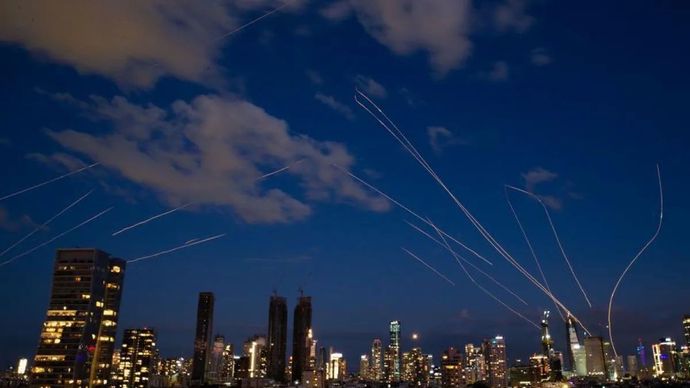 Pecahan rudal jatuh di udara setelah dicegat di Tel Aviv, Israel, 28 Februari 2016. ANTARA/Xinhua/Chen Junqing