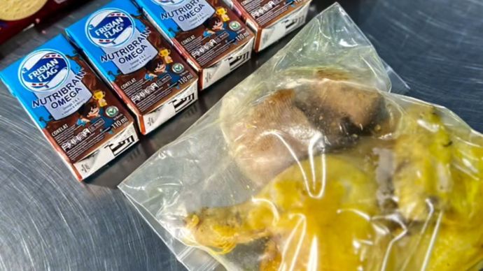 Menu makanan Ramadan yang disediakan Satuan Pelayanan Pemenuhan Gizi (SPPG) Cimahi Citeureup 3, Kota Cimahi, Jawa Barat, ayam berukuran jumbo.