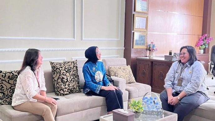 Kepala Biro Hukum dan Humas BGN Khairul Hidayati (tengah) dalam kunjungannya ke Surakarta, Jawa Tengah, Jumat 27 Februari 2026, untuk sinergi bersama Kemkomdigi dalam memerangi hoaks tentang Program MBG. ANTARA/HO-BGN.