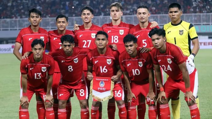 Arsip - Pesepak bola Timnas Indonesia U-22 foto bersama jelang pertandingan persahabatan melawan Mali U-22 di Stadion Pakansari, Kabupaten Bogor, Jawa Barat, Sabtu, 15 November 2025. ANTARA FOTO/Yulius Satria Wijaya/tom. (ANTARA FOTO/YULIUS SATRIA WIJAYA)
