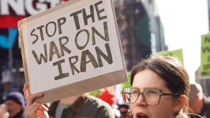 Sejumlah warga kota membentangkan poster saat aksi unjuk rasa menentang serangan AS-Israel terhadap Iran, di New York, Amerika Serikat, Sabtu (28/2/2026).