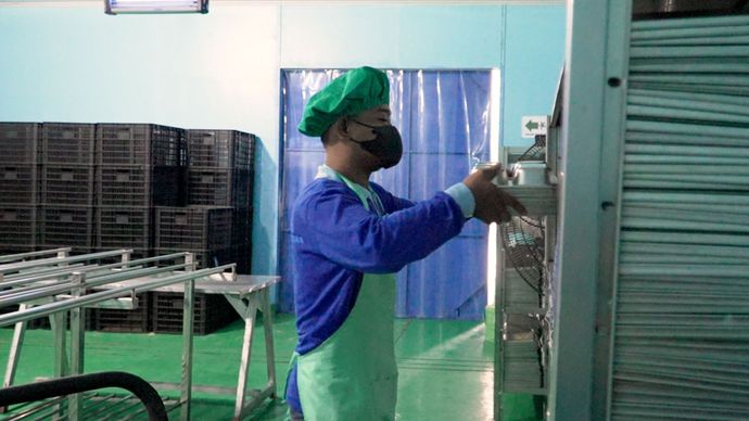 Tri Widodo (31 Tahun), orang berkebutuhan khusus sejak lahir, bekerja di dapur Makan Bergizi Gratis (MBG).