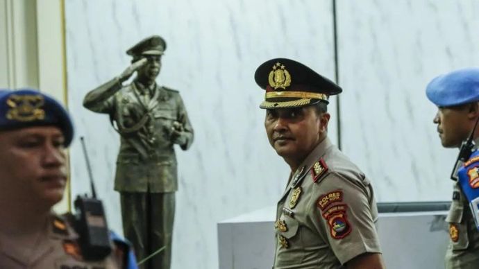 Dokumentasi bekas Kepala Polres Bima Kota AKBP Didik Putra Kuncoro (tengah), berjalan keluar dari ruang sidang usai mengikuti Sidang Komisi Kode Etik Polri (KKEP) terkait kasus pemilikan narkoba di Gedung Pusat Kejahatan Lintas Negara Mabes Polri, Jakarta, Kamis 19 Februari 2026. ANTARA FOTO/Asprilla Dwi Adha