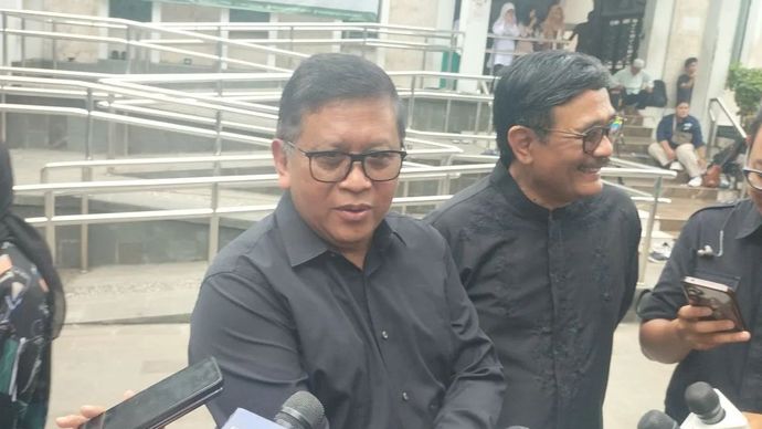 Sekretaris Jenderal PDI Perjuangan Hasto Kristiyanto saat datang ke proses sholat jenazah almarhum di Masjid Sunda Kelapa, Jakarta Pusat, Senin, 2 Maret 2026. ANTARA/Walda Marison