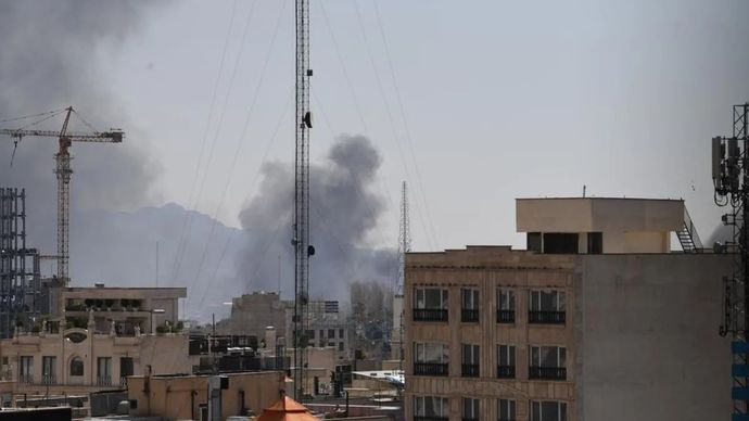 Asap tebal terlihat di Teheran, Iran, pada Minggu, 1 Maret 2026. (ANTARA/Xinhua/Shadati)