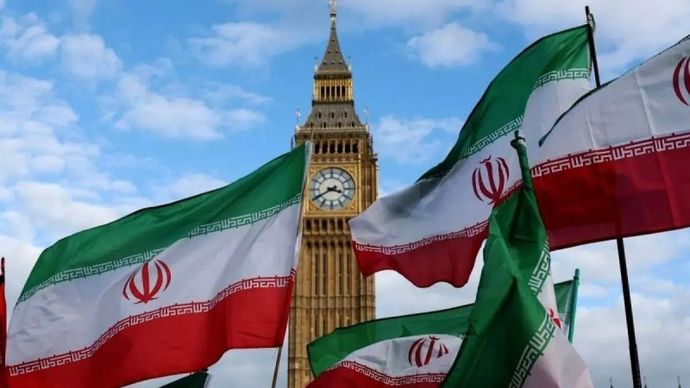 Orang-orang memegang bendera nasional Iran di depan Big Ben selama protes terhadap serangan AS-Israel terhadap Iran, di Parliament Square di pusat kota London, Inggris, Sabtu, 28 Februari 2026. /ANTARA/Xinhua/Li Ying/am.