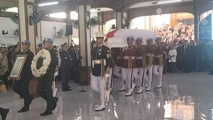 Jenazah Try Sutrisno dibawa oleh pasukan Paspampres usai upacara penyerahan jenazah di Masjid Sunda Kelapa, Jakarta Pusat, Senin, 2 Maret 2026. ANTARA/Walda Marison