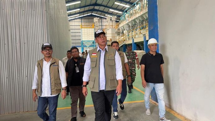 Direktur Utama Perum BULOG, Letjen TNI (Purn.) Ahmad Rizal Ramdhani melakukan kunjungan kerja ke Rice Milling Unit milik PT Sri Tani Berkah di Kabupaten Maros, Sulawesi Selatan. (Foto: Dok/Istimewa) 