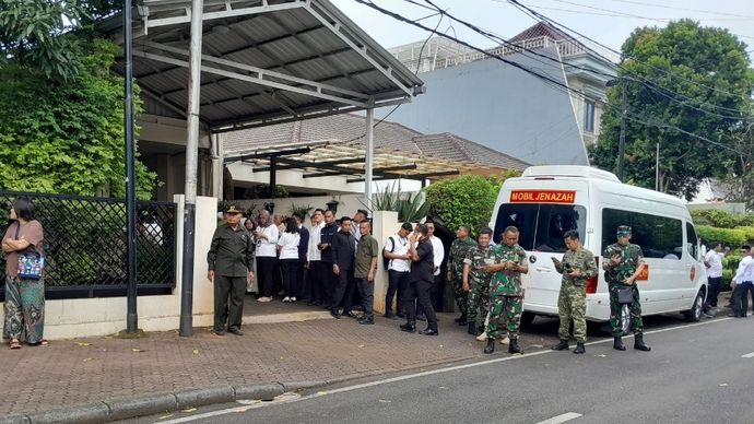 Suasana rumah duka Try Sutrisno