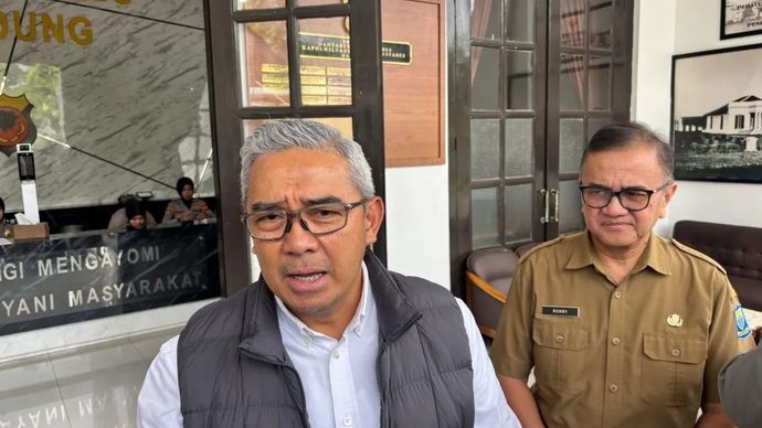 Wali Kota Bandung Muhammad Farhan saat memberikan keterangan di Kota Bandung, Jawa Barat, Senin, 2 Maret 2026. ANTARA/Rubby Jovan.