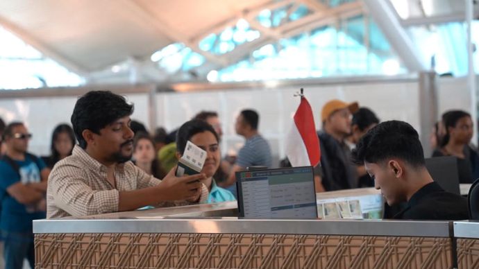 Ilustrasi pemeriksaan di tempat pemeriksaan imigrasi bandara