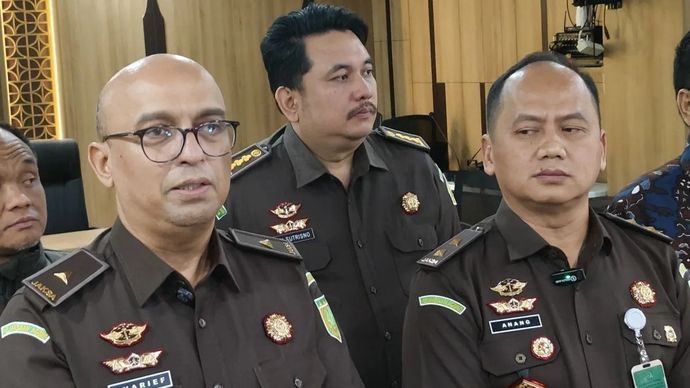 Direktur Penyidikan pada Jaksa Agung Muda Bidang Tindak Pidana Khusus (Jampidsus) Kejagung Syarief Sulaeman Nahdi (kiri tengah) dengan didampingi Kepala Pusat Penerangan Hukum (Kapuspenkum) Kejagung Anang Supriatna (kanan tengah) memberikan keterangan pers di Gedung Penkum Kejagung, Jakarta, Senin, 2 Maret 2026.  ANTARA/Nadia Putri Rahmani.