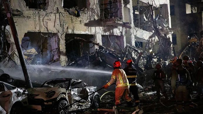 Anggota pasukan keamanan dan penyelamat Israel bekerja di lokasi di mana sebuah rudal balistik yang ditembakkan dari Iran menghantam dan menyebabkan kerusakan sejumlah bangunan di Tel Aviv, Israel, Minggu 1 Maret 2026. /ANTARA/Xinhua/Chen Junqing/aa.