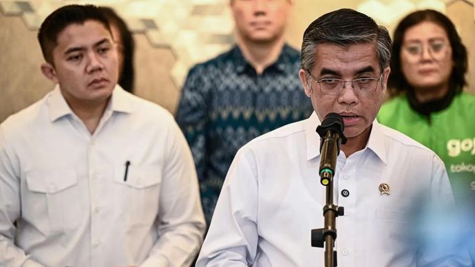 Menteri Ketenagakerjaan Yassierli (kanan) dan Sekretaris Kabinet Teddy Indra Wijaya (kiri) menyampaikan keterangan saat konferensi pers terkait tunjangan hari raya (THR) di Kantor Kemenko Bidang Perekonomian, Jakarta, Selasa 3 Maret 2026. Pemerintah menyiapkan anggaran sebesar Rp55 triliun atau naik 10 persen dari tahun sebelumnya untuk membayar THR bagi sekitar 10,5 juta aparatur negara serta meminta pihak swasta membayarkan THR secara penuh tanpa dicicil kepada pekerja paling lambat tujuh hari sebelum Hari Raya Idul Fitri. ANTARA FOTO/Fauzan/hma/tom.