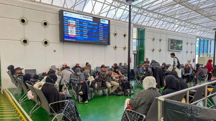 Jamaah umrah menunggu di area bandara di Arab Saudi untuk kembali ke Tanah Air. ANTARA/HO-Kemenhaj.