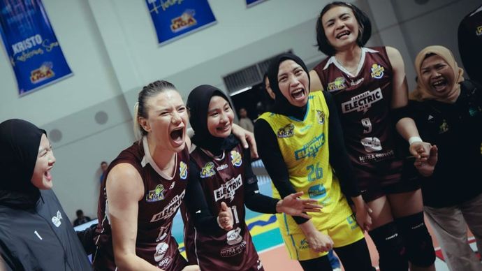 Para pemain Jakarta Electric PLN Mobile merayakan keberhasilan menembus babak final four setelah sukses mengalahkan Jakarta Livin Mandiri dengan skor 3-0 pada lanjutan putaran reguler Proliga 2026, Minggu (1/3), di GOR Padepokan Jend. Pol. Kunarto, S