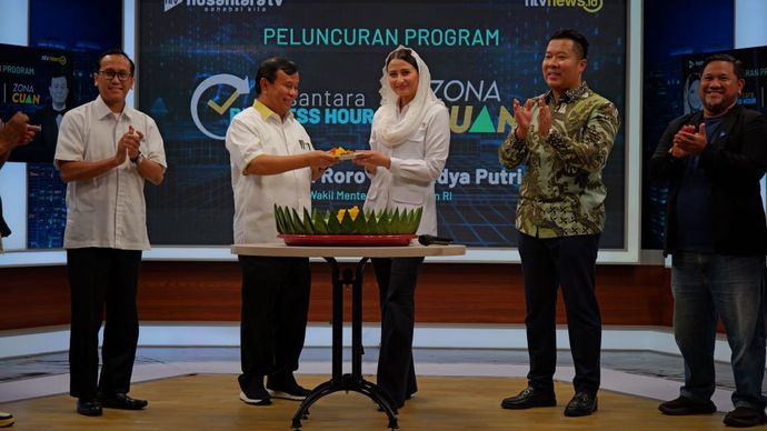 Wamendag Dyah Roro Esti Widya Putri memberikan potongan tumpeng pertama kepada Presiden Komisaris NT Corp Nurdin Tampubolon pada peluncuran program Nusantara Business Hour dan segmen khusus Zona Cuan 