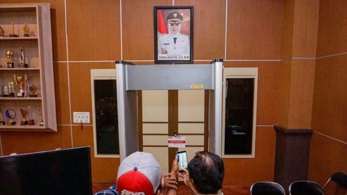 Wartawan memotret pintu ruangan Bupati Pekalongan yang telah disegel oleh KPK di Kantor Pemda Kabupaten Pekalongan, Jawa Tengah, Selasa, 3 Maret 2026. Penyegelan ruang tersebut terkait operasi tangkap tangan (OTT) Bupati Pekalongan Fadia Arafiq yang dilakukan KPK pada Selasa, 3 Maret 2026. ANTARA FOTO/Harviyan Perdana Putra/hma/tom.