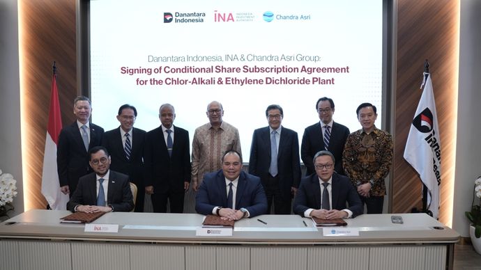 Danantara Indonesia, Indonesia Investment Authority (INA) dan Chandra Asri Group secara resmi menandatangani Conditional Share Subscription Agreement (CSSA) guna memperkuat kapasitas produksi Caustic Soda dan Ethylene Dichloride (EDC) domestik dan meningkatkan ketahanan pasokan dalam negeri. 