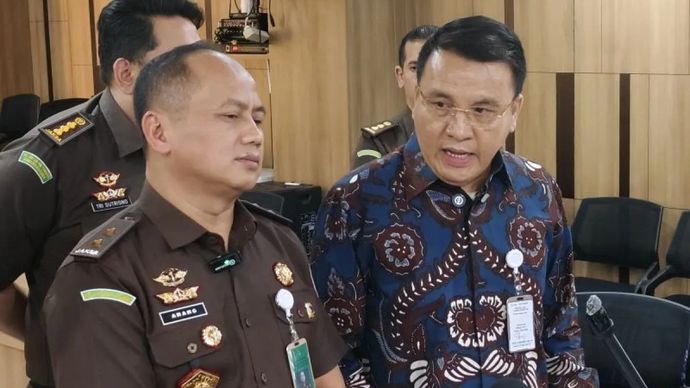 Juru Bicara Satgas PKH Barita Simanjuntak (kanan) memberikan keterangan pers di Gedung Penkum Kejagung, Jakarta, Senin, 2 Maret 2026. ANTARA/Nadia Putri Rahmani