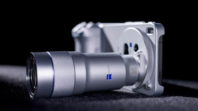 Vivo X300 Ultra membawa telekonverter 400mm dengan zoom optik 17x. (Foto: Istimewa via Gizmochina) 