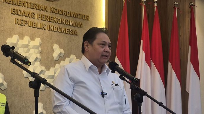 Menteri Koordinator Bidang Perekonomian Airlangga Hartarto menyampaikan pemerintah mengumumkan pemberian tunjangan hari raya (THR) kepada para aparatur sipil negara (ASN) termasuk PNS, TNI dan Polri. 