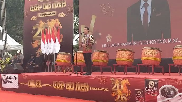 Menteri Koordinator Bidang Infrastruktur dan Pembangunan Kewilayahan Agus Harimurti Yudhoyono (AHY) saat memberikan sambutan pada puncak Festival Cap Go Meh di Singkawang, Kalbar, Selasa 3 Maret 2026. (ANTARA/Narwati)