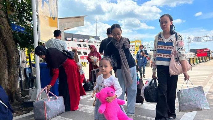 Arsip foto - Seorang anak bersama ibunya ada di antara penumpang yang turun dari Kapal KMP Sembilang di Pelabuhan Telaga Punggur, Kota Batam, Provinsi Kepulauan Riau, Selasa ( 23 Desember 2025. ANTARA/Laily Rahmawaty.