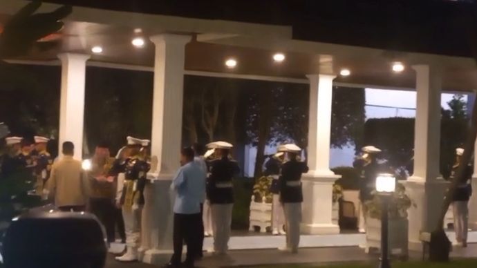 Wakil Presiden Gibran Rakabuming Raka terlihat satu kendaraan dengan Presiden ke-7 RI Joko Widodo setelah keduanya menghadiri agenda Silaturahmi dan Diskusi Kebangsaan bersama Presiden Prabowo Subianto di Istana Merdeka