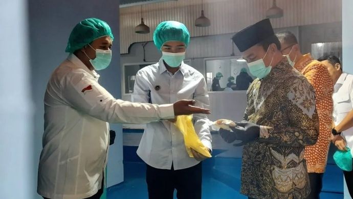Dari kanan ke kiri, Mendukbangga/Kepala BKKBN Wihaji; Kepala SPPG Cipanas Sindangjaya 5, Anggi Awaludin; Wakil Ketua Umum Bidang Peternakan Kamar Dagang dan Industri (Kadin) Cecep Muhammad Wahyudin saat meninjau menu MBG di bulan puasa untuk kelompok ibu hamil, ibu menyusui, dan balita di Cianjur, Jawa Barat, Rabu, 4 Maret 2026. ANTARA/Lintang Budiyanti Prameswari.