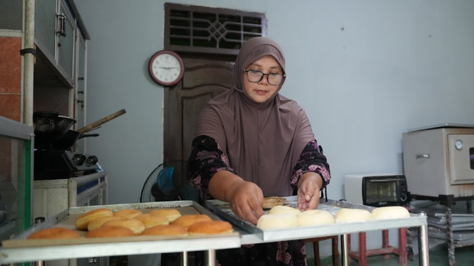 Andri Sulistiawati seorang&nbsp;supplier roti rumahan di SPPG Catur Tunggal.