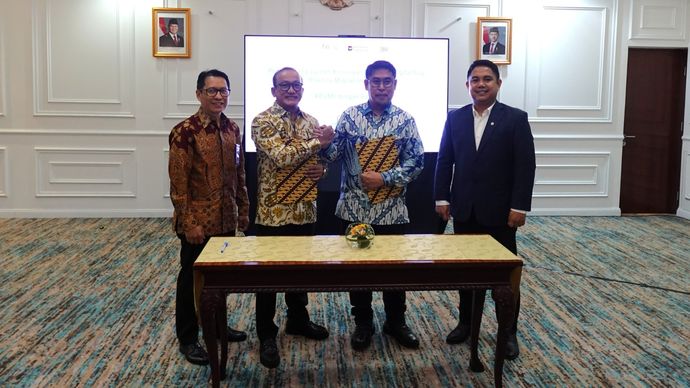 (kiri ke kanan) Direktur Business &amp; Marketing PT Finnet Indonesia Aziz Sidqi, Direktur Utama PT Finnet Indonesia Rakhmad Tunggal Afifuddin, Direktur Jenderal Pemberdayaan Kementrian Perlindungan Pekerja Migran Indonesia Dr. Muh. Fachri, S.STP., M.Si., ⁠⁠Wakil Menteri Perlindungan Pekerja Migran Indonesia Dzulfikar Ahmad Tawalla, S.Pd, M.I.Kom. saat penandatanganan Perjanjian Kerja Sama (PKS) antara Finnet dengan Kementerian Pelindungan Pekerja Migran Indonesia (KP2MI).