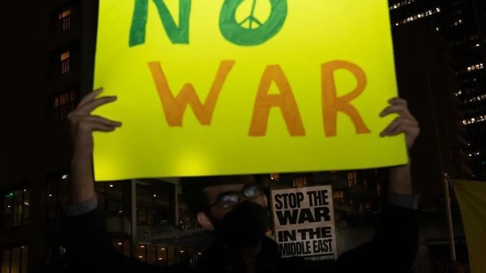 Macron mengonfirmasi bahwa kapal induk Prancis Charles de Gaulle dikirim ke Laut Mediterania sebagai respons terhadap memburuknya situasi di kawasan tersebut. Kapal itu sebelumnya berada di Swedia untuk latihan militer. ANTARA/Xinhua.